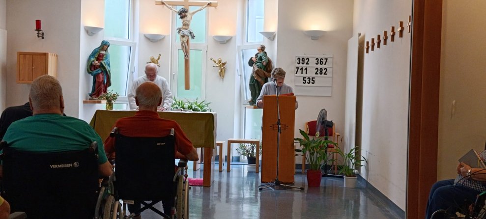 Personen in der Hauskapelle.