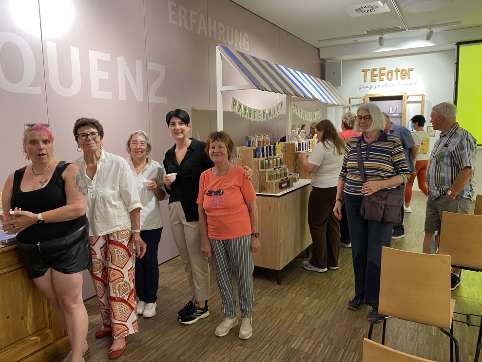 wir kosten und von den Gewürzen, Keksen bis zu Säften durch