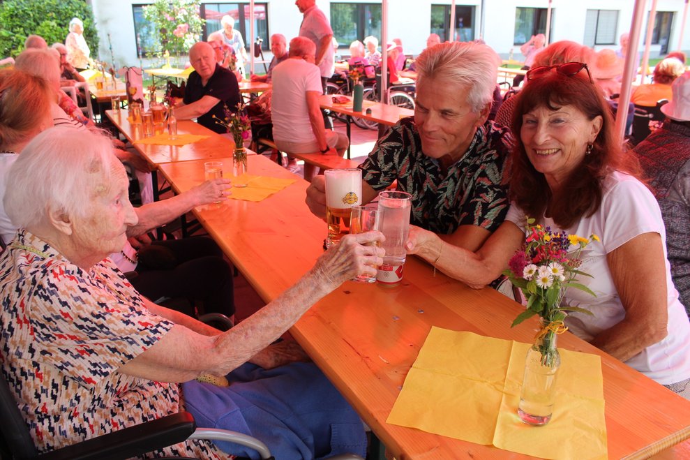 Aber nun heißt es PROST – möge die Feier beginnen! Viel Freude bei der Durchsicht der nun folgenden Fotos.