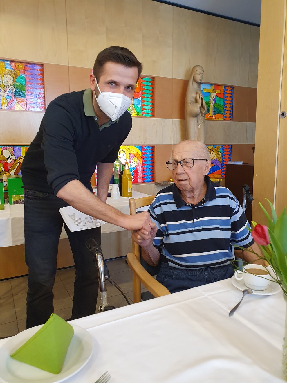 Direktor gratuliert Jubilar