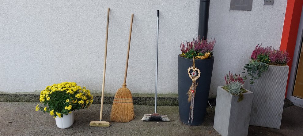3 Besen vorm Eingang