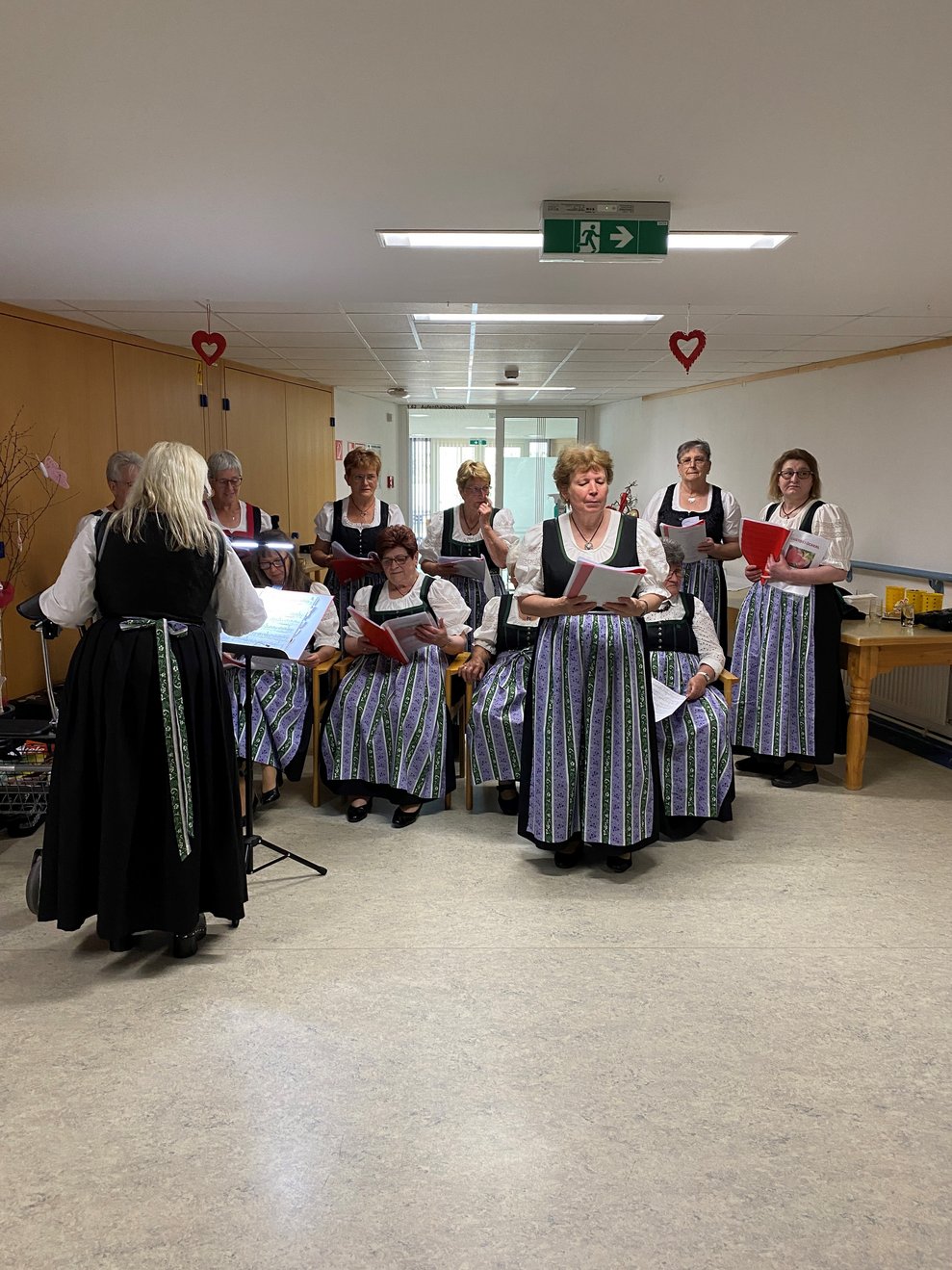 Bäuerinnen Chor aus Bernschlag mit dem "Gustostückerl"