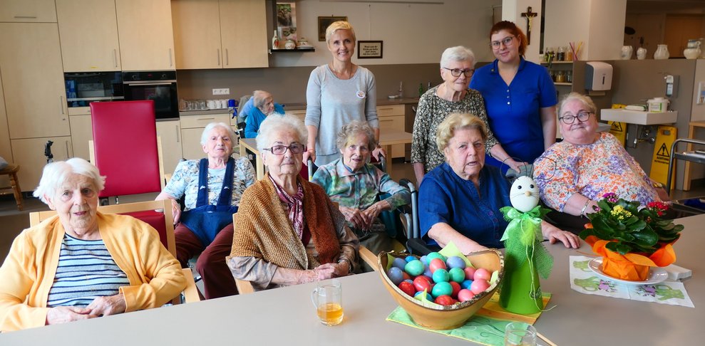 Gruppenbild mit den gefärbten Eiern.