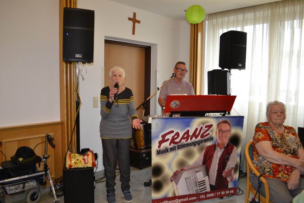 Frau singt