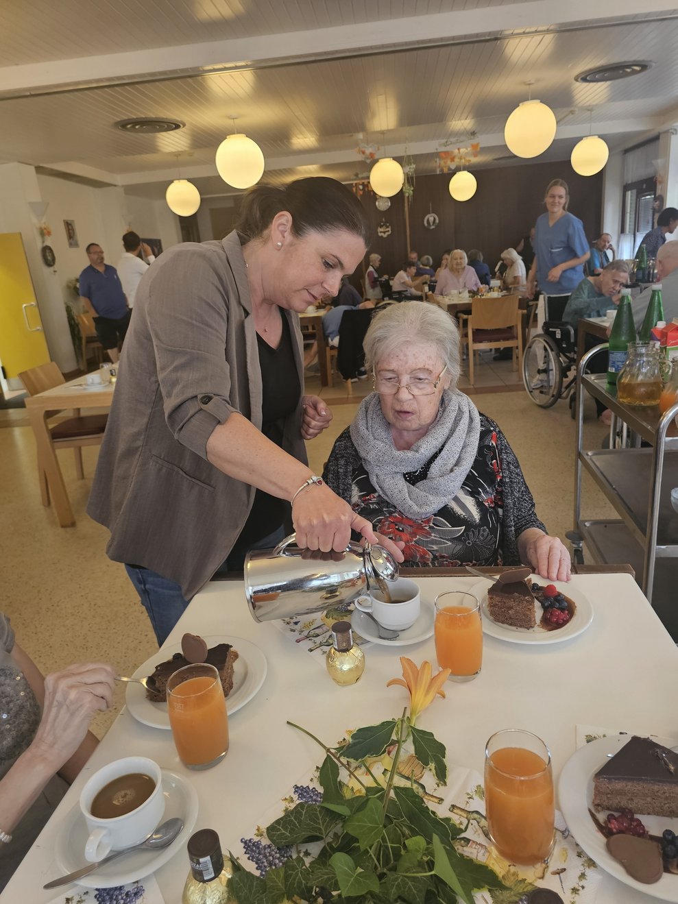 Pflegedirektorin Michaela Weichhart half bei der Jause mit.