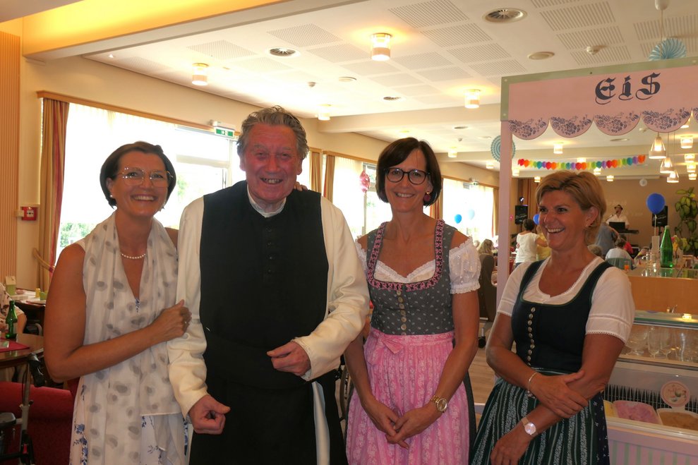 Ehrenamtskoordinatorin Karin Gravogl, Pater Alberich Enöckl, kaufm. Direktorin Doris Bayerl, Pflegedirektorin Martina Köberl.