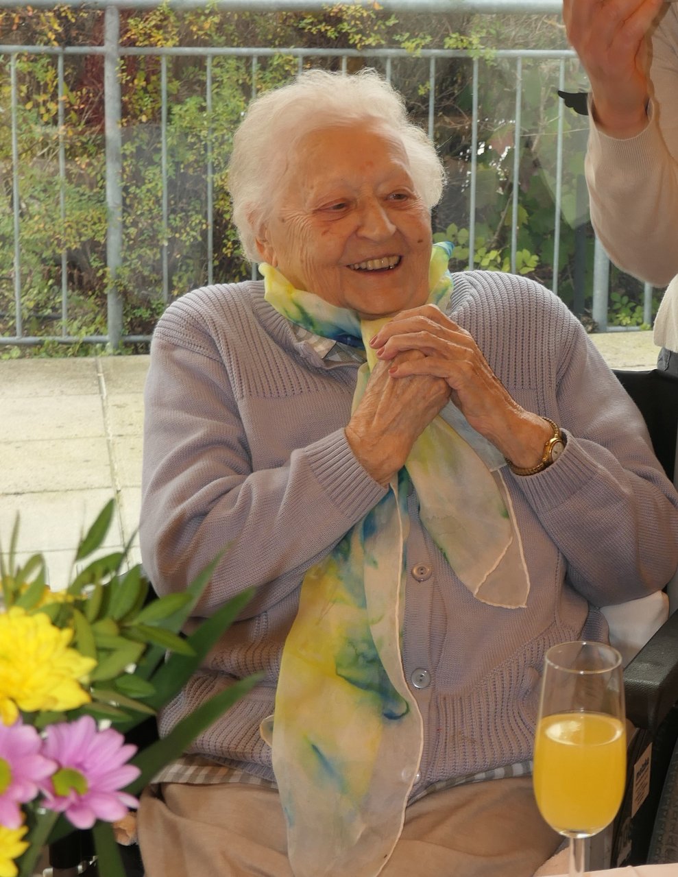 Eine Dame freut sich sichtlich.