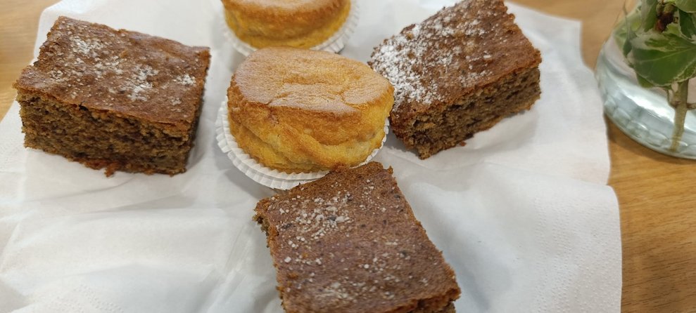 Kuchenstücke auf Teller.