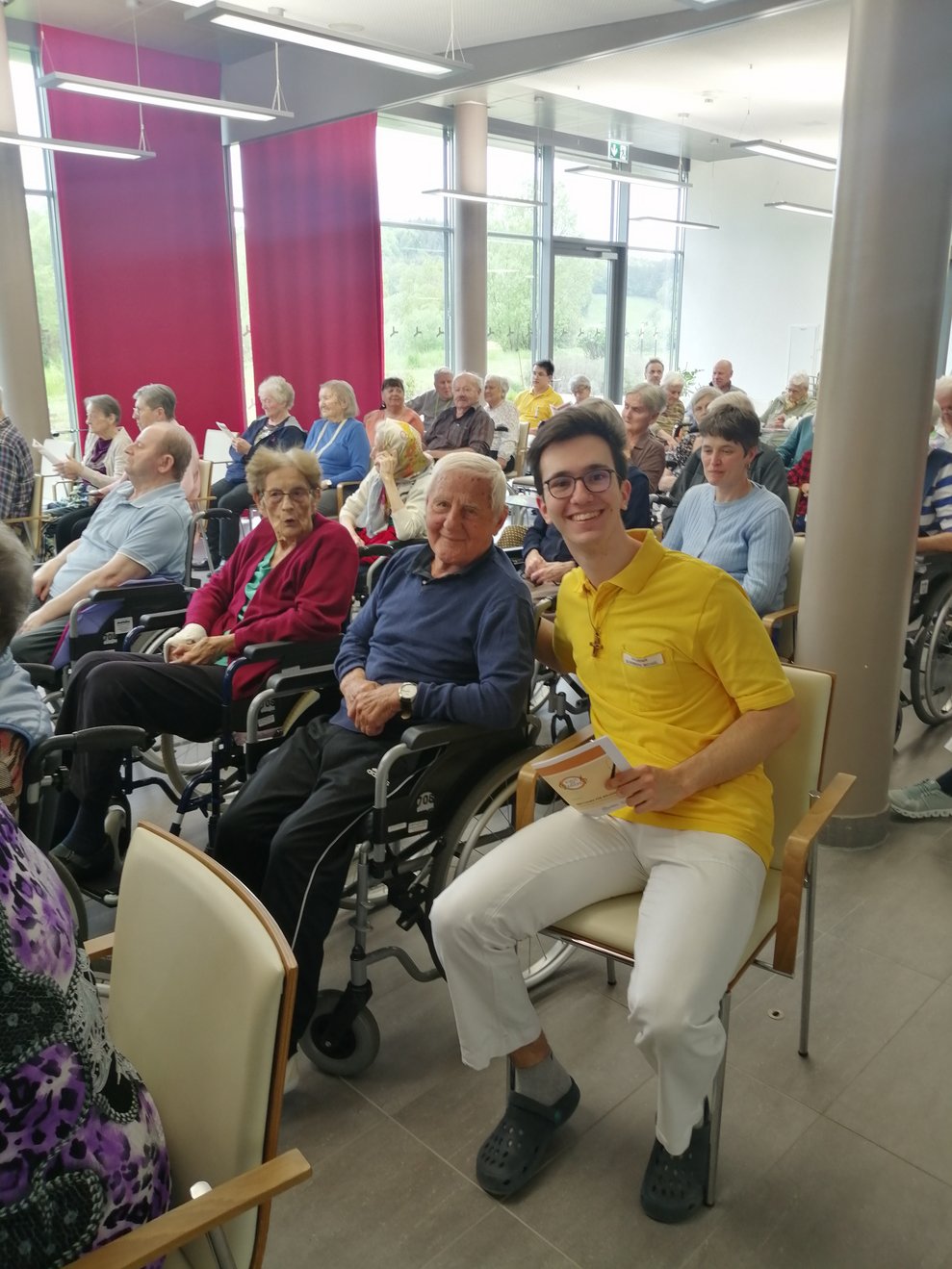 Unser Zivildiener Michael, selbst begnadeter Musiker, bestens gelaunt mittendrin und live dabei.