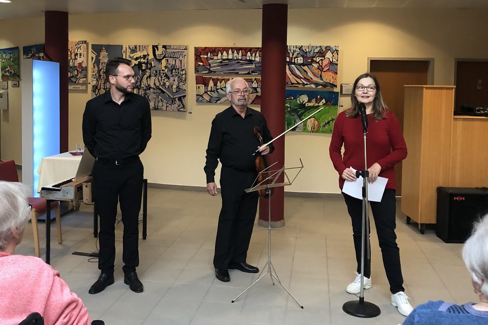 Zwei Musiker und eine Frau.