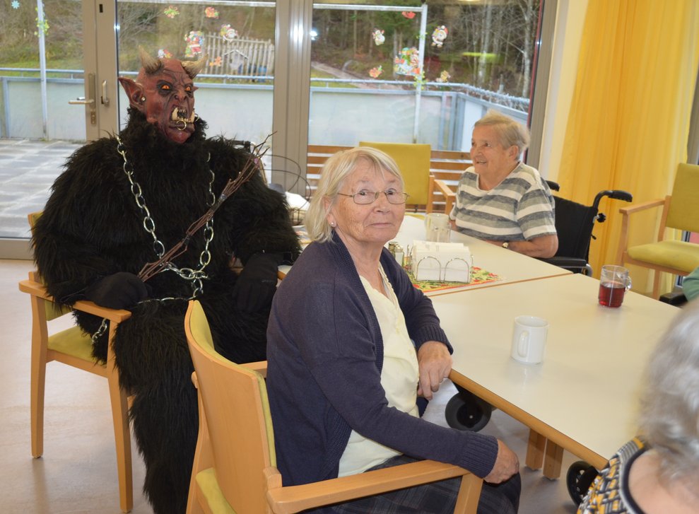 Krampus sitzt bei Bewohnerinnen