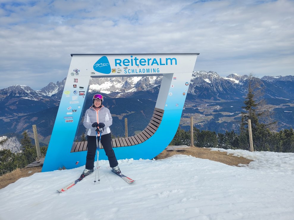 Eine Dame posiert vorm Aussichtspunkt Reiteralm.