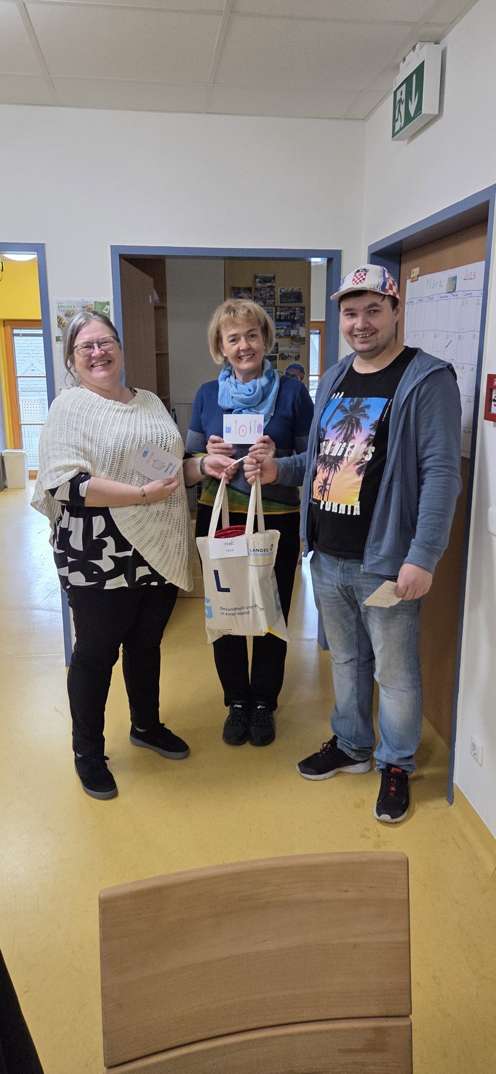 Ein Geschenk wird überreicht
