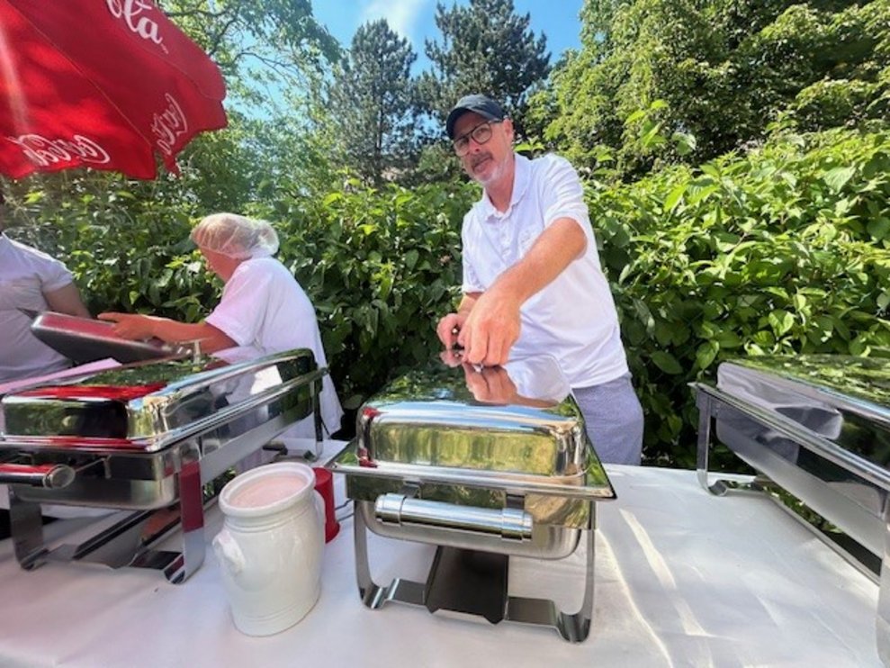 der Küchenchef beim Buffet