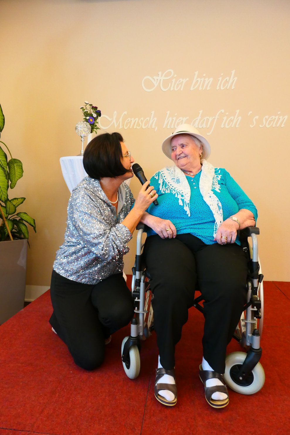 Zwei Damen auf der Bühne