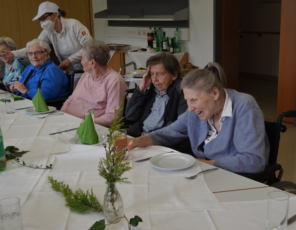 Bewohnerinnen am gedeckten Tisch