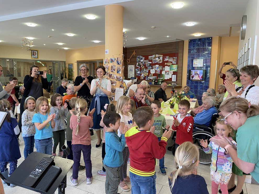 Nach dem Eis essen, geht es gemeinsam mit den Kindergartenkindern auf die Tanzfläche.