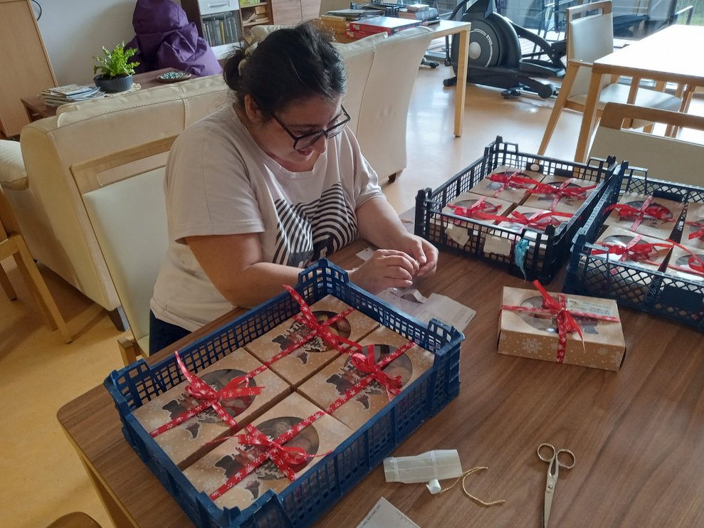Zum Abschluss werden die süßen Köstlichkeiten noch weihnachtlich verpackt. Der Weihnachtsmarkt kann kommen, wir sind gerüstet!