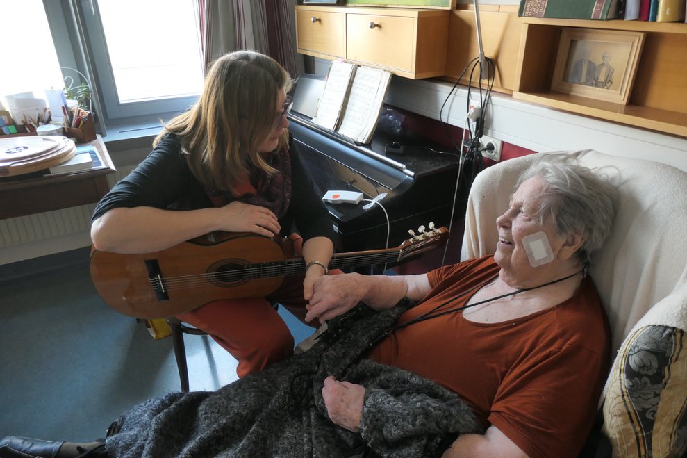 Eine Dame mit der Musiktherapeutin.