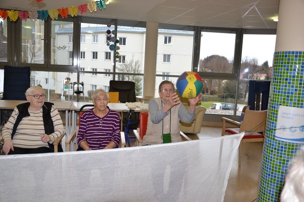 ...spielten gemeinsam mit den Bewohnerinnen und Bewohnern...