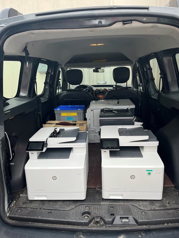Spendendrucker stehen zum Transport bereit Transport des Spendendruckers