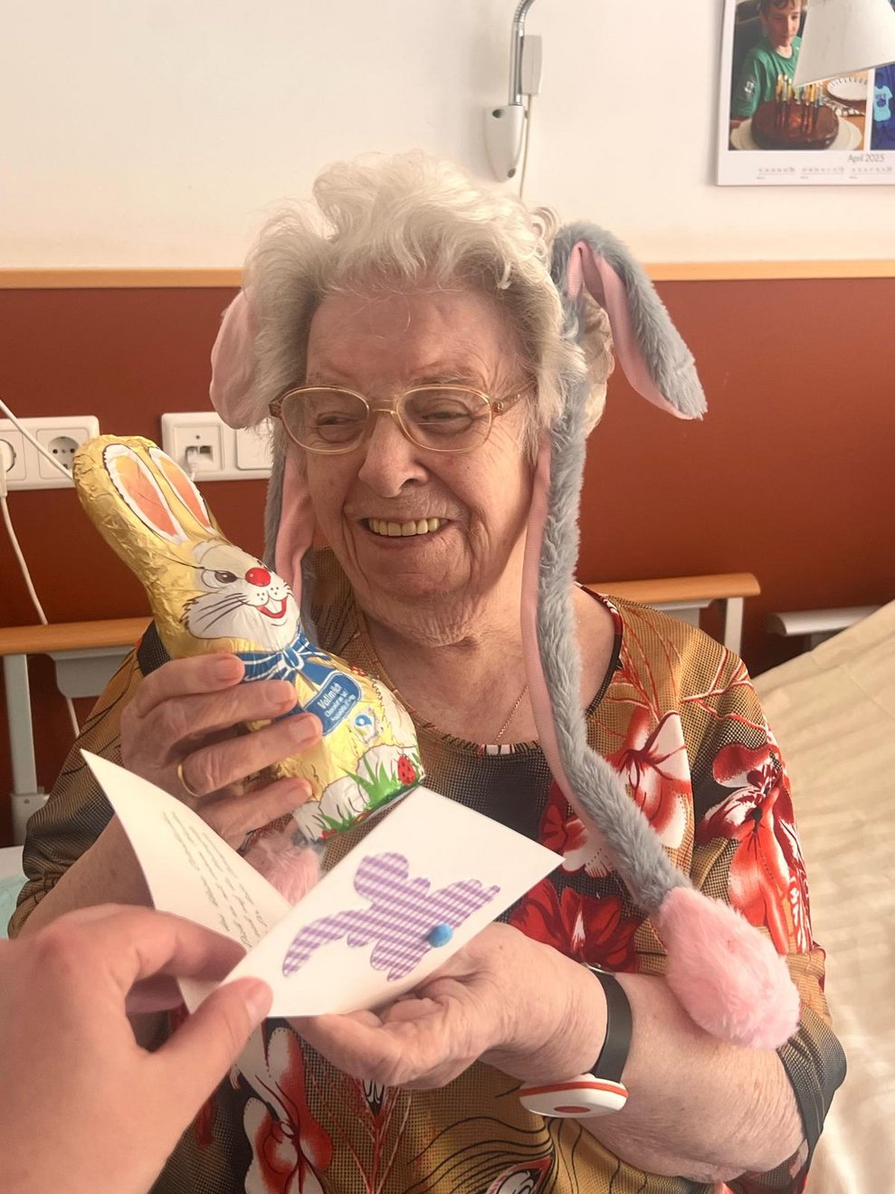Frau mit Schokohasen