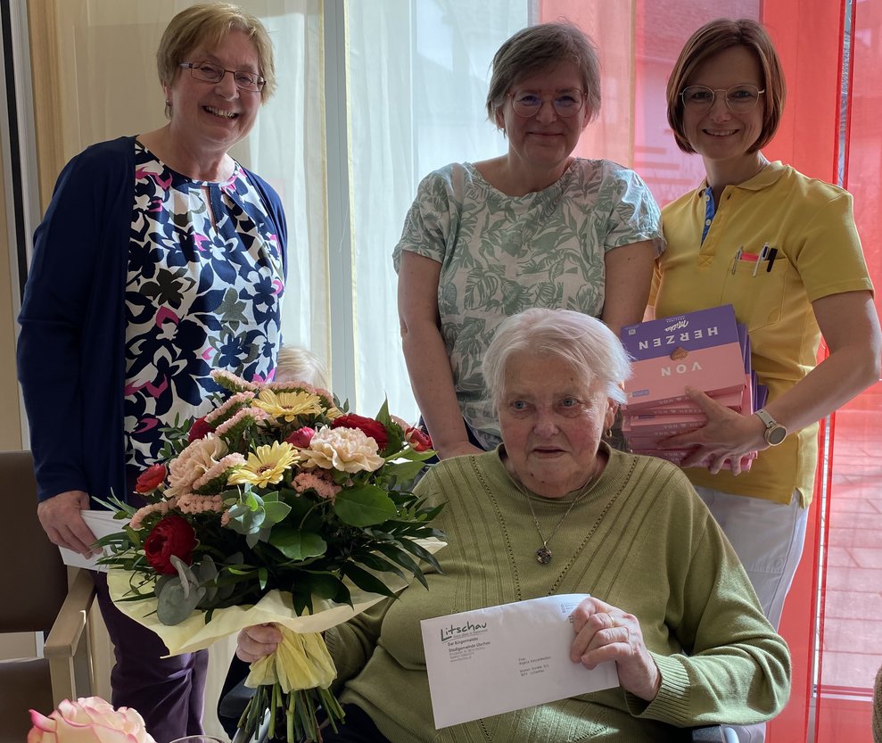 Frau Katzenbeißer freut sich über die Glückwünsche zu ihrem 85.Geburtstag...