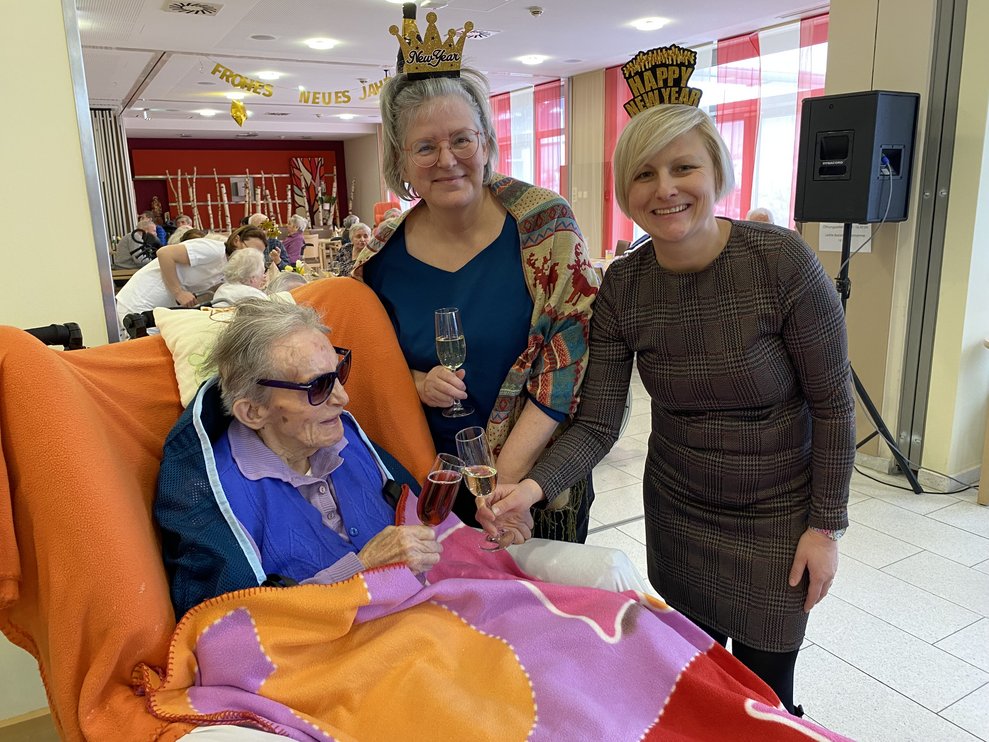 Auch mit 104 Jahren wird auf das neue Jahr angestoßen.