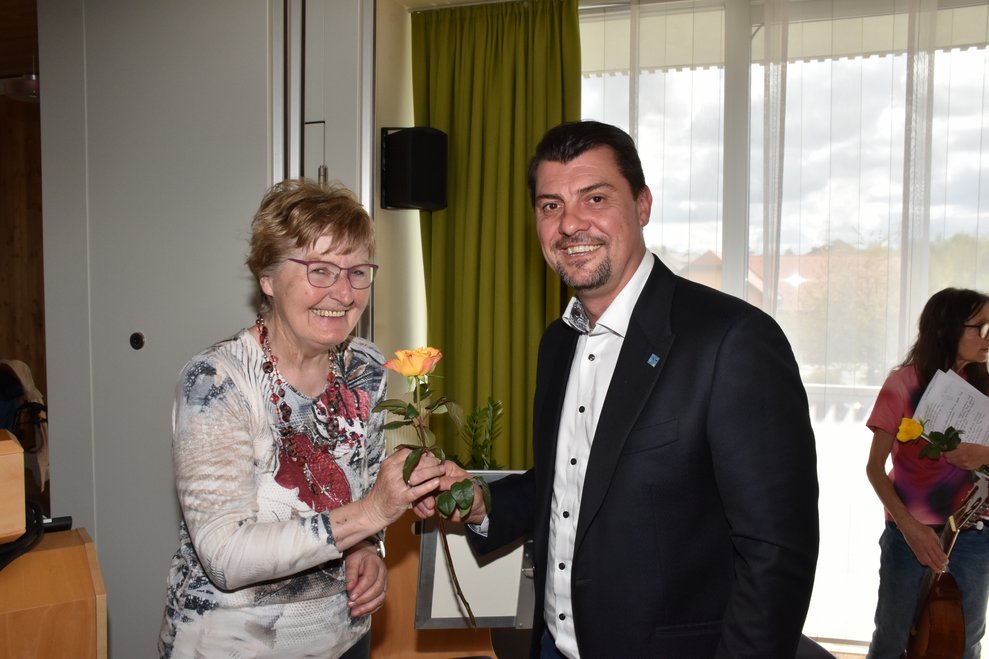 Eine Frau und ein Mann.
