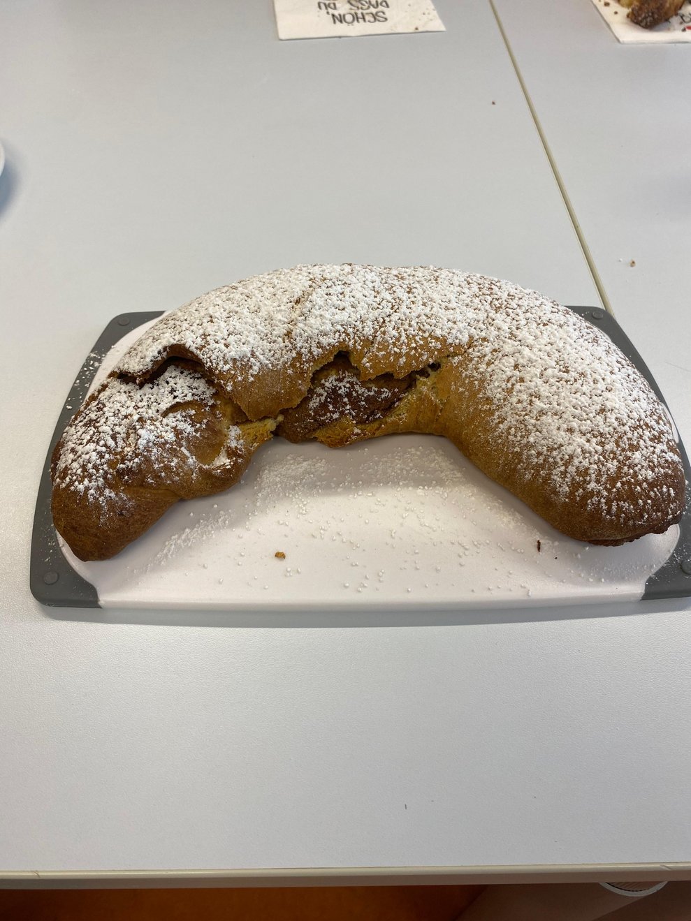 gebackene Nusskipferl mit Zucker darauf gestreut 