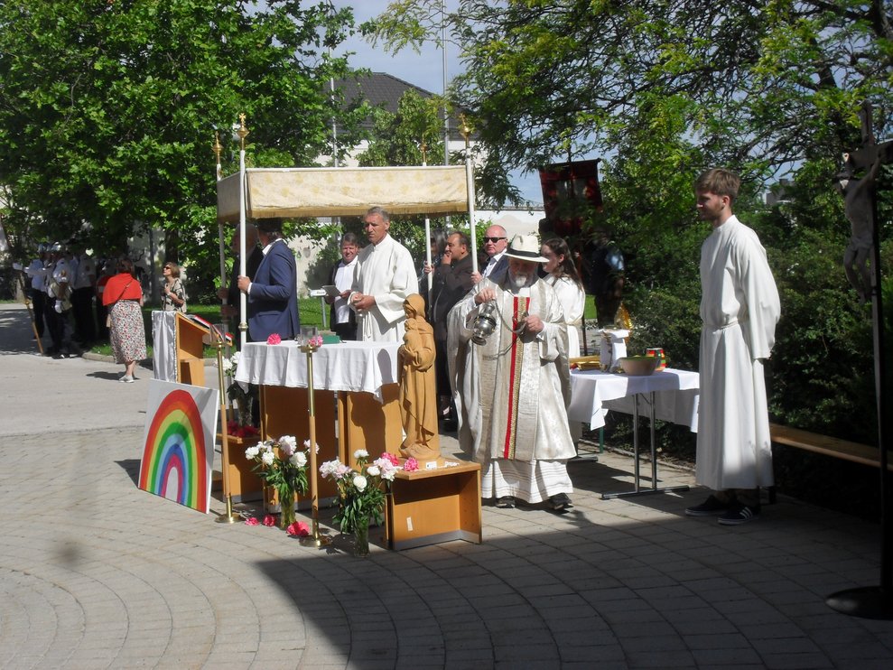 Fronleichnam Messe im Freien.