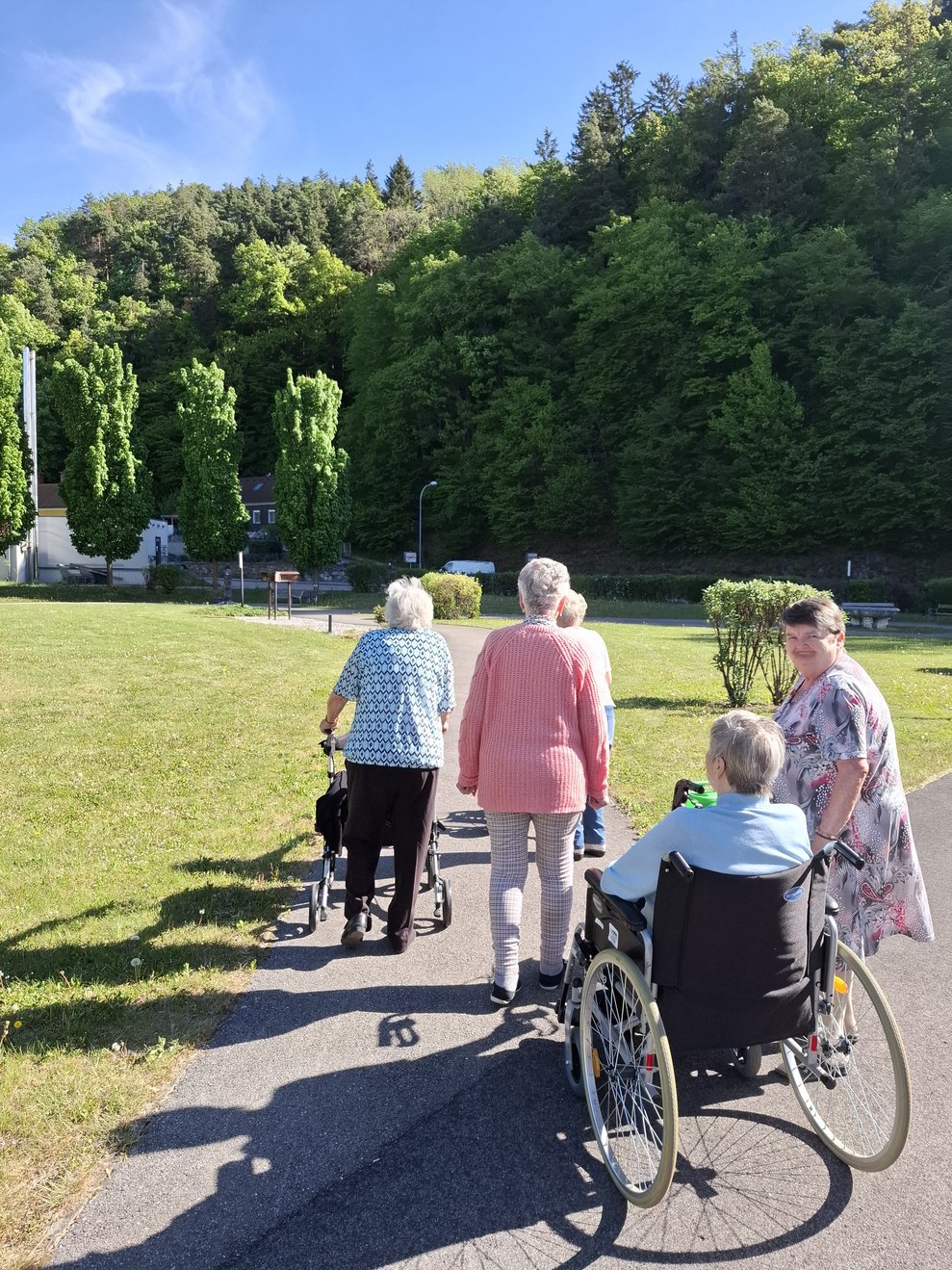 Das warme, sonnige Wetter lockt eine muntere Damenrunde hinaus in unseren wunderschönen Garten.