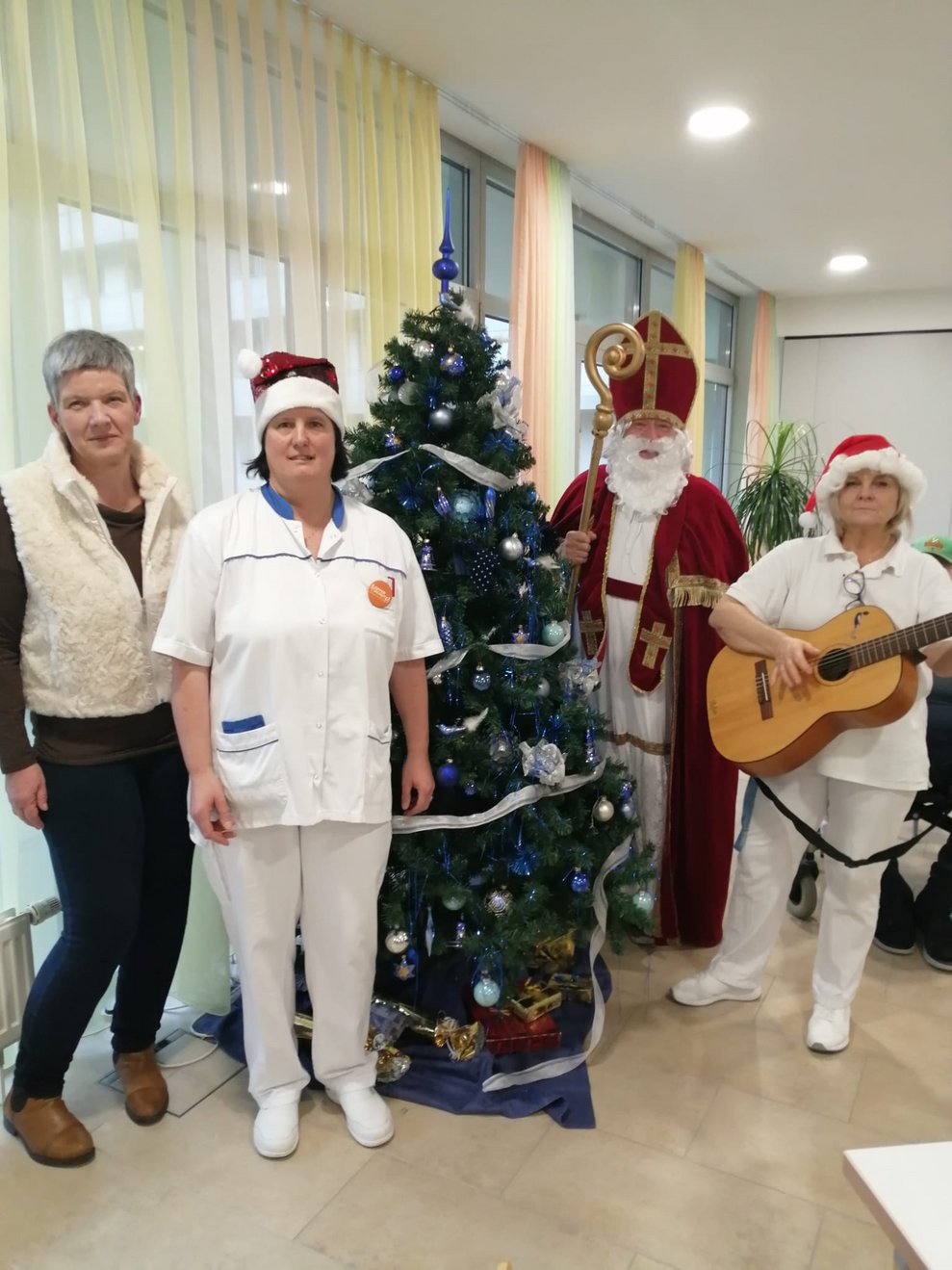 Drei Frauen mit Nikolaus und Weihnachtsbaum
