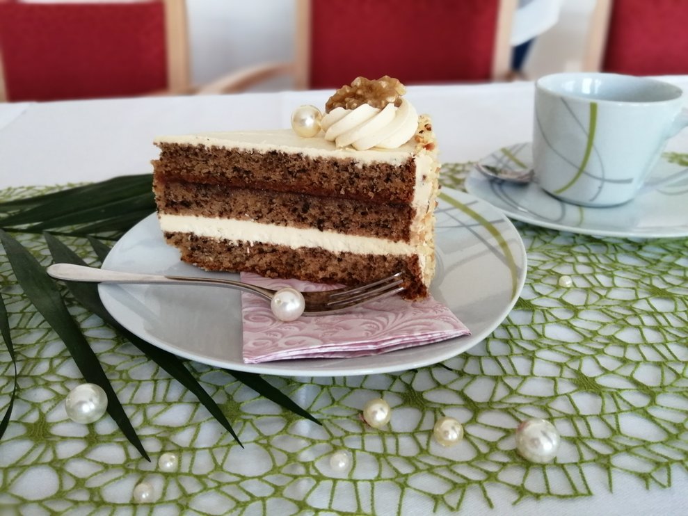 Ein Stück Nusstorte.