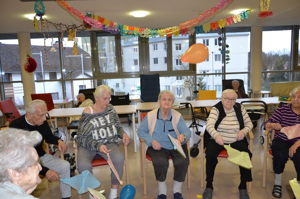 ...spielten wir Federball mit Luftballons und selbstgemachten Schlägern.