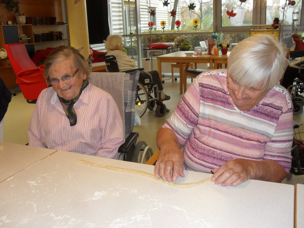 BewohnerInnen backen Striezel