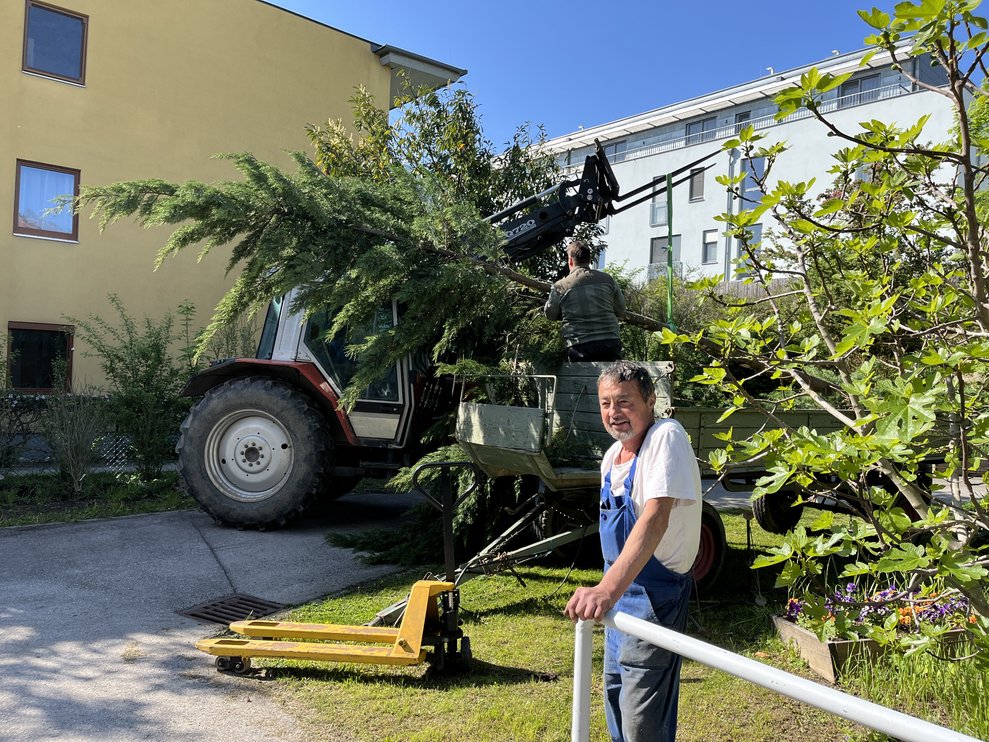 Mann vor Traktor