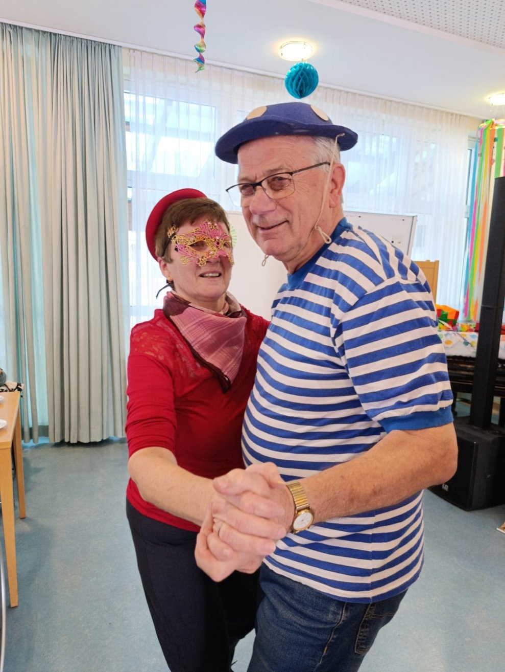 Mann und Frau tanzen miteinander.