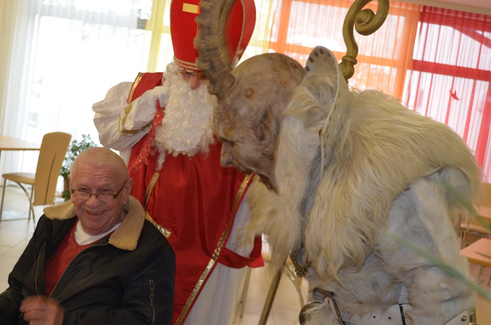 Bewohner mit Nikolo und Krampus