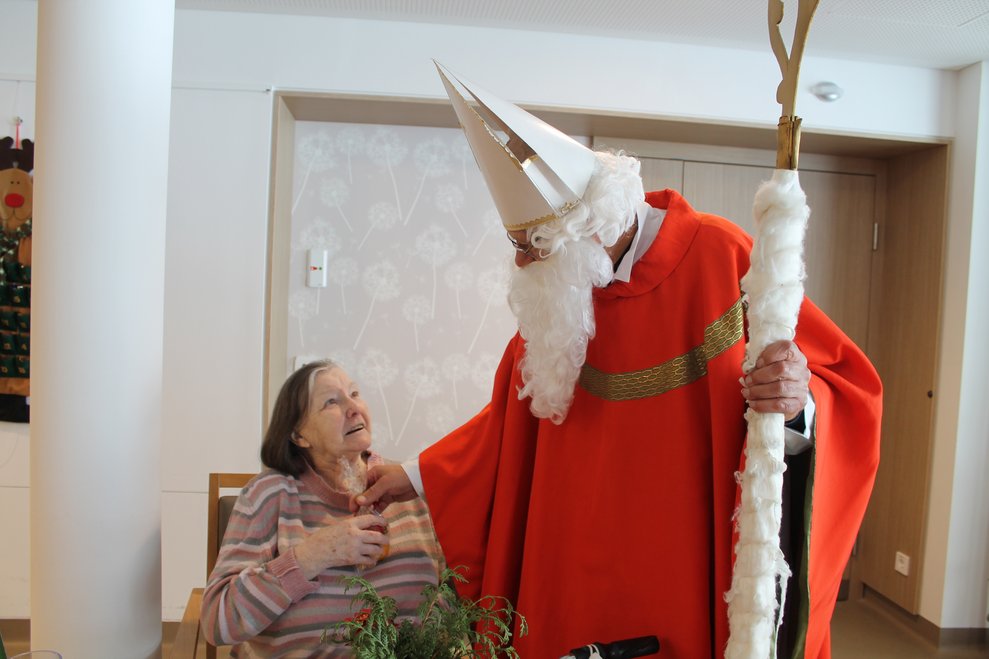 Nikolaus mit Bewohner