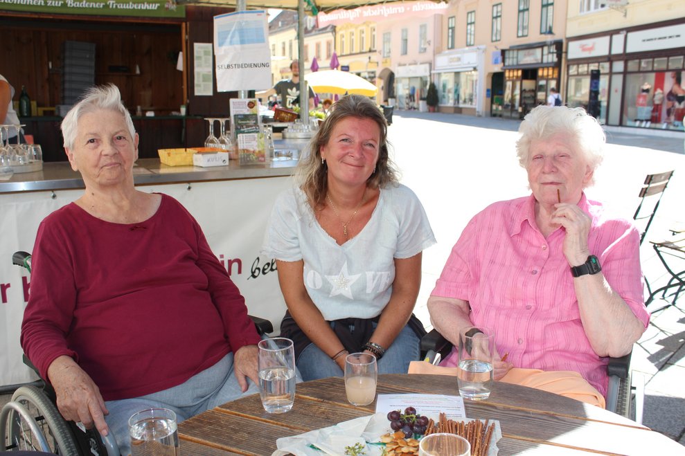 Am Hauptplatz angekommen suchten wir ein schattiges Plätzchen…