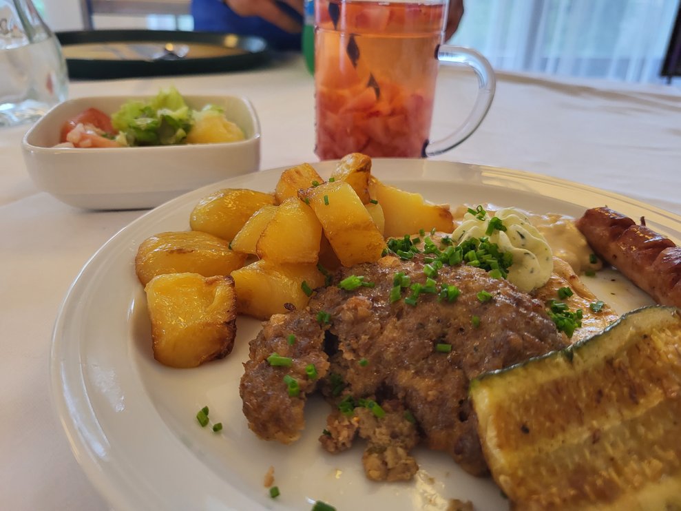 Zu Essen gab es einen Grillteller als Beilage Bratkartoffeln und einen gemischten Salat. 