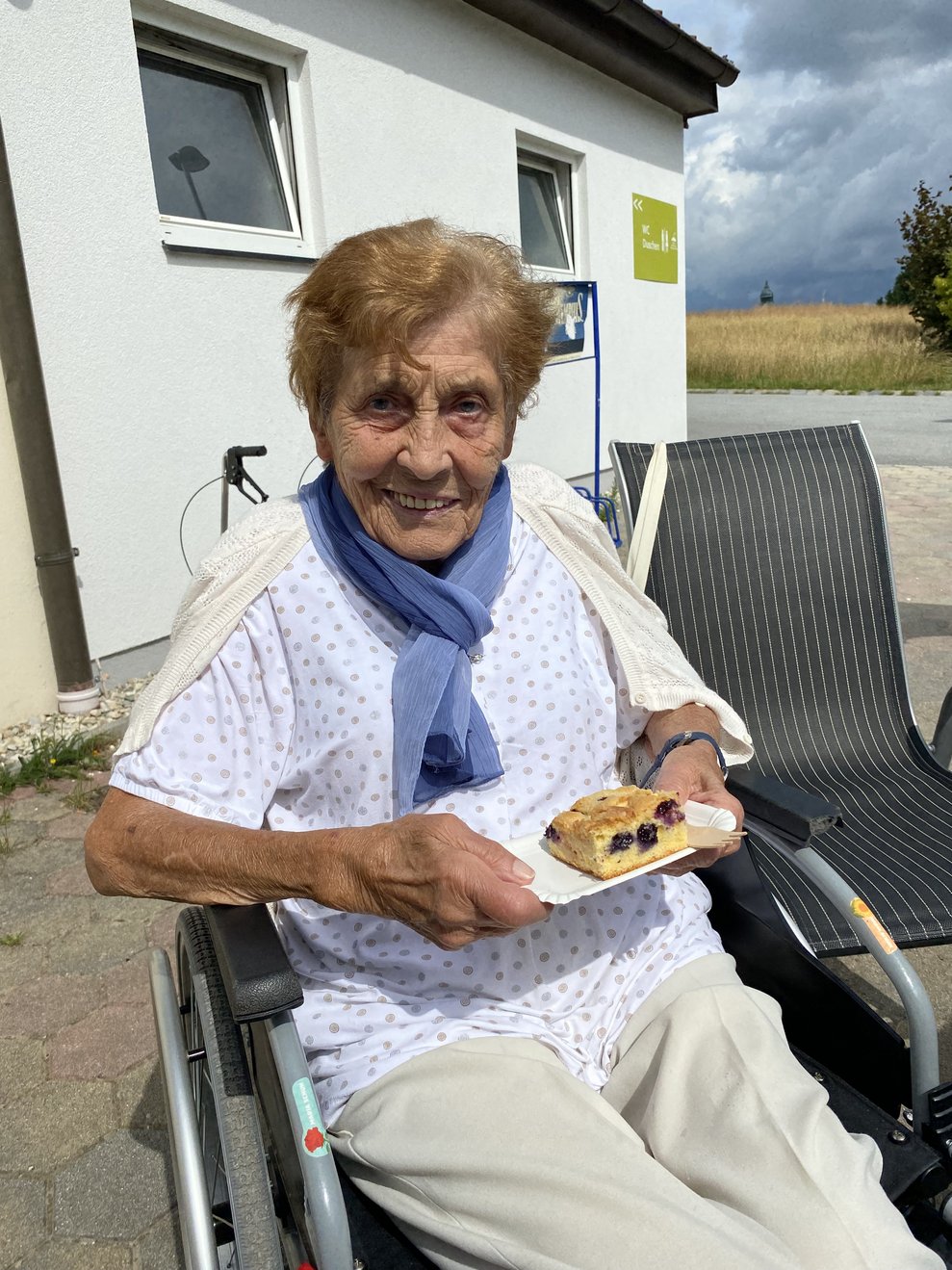 Bewohnerin freut sich sehr über den Ausflug in ihre Heimat
