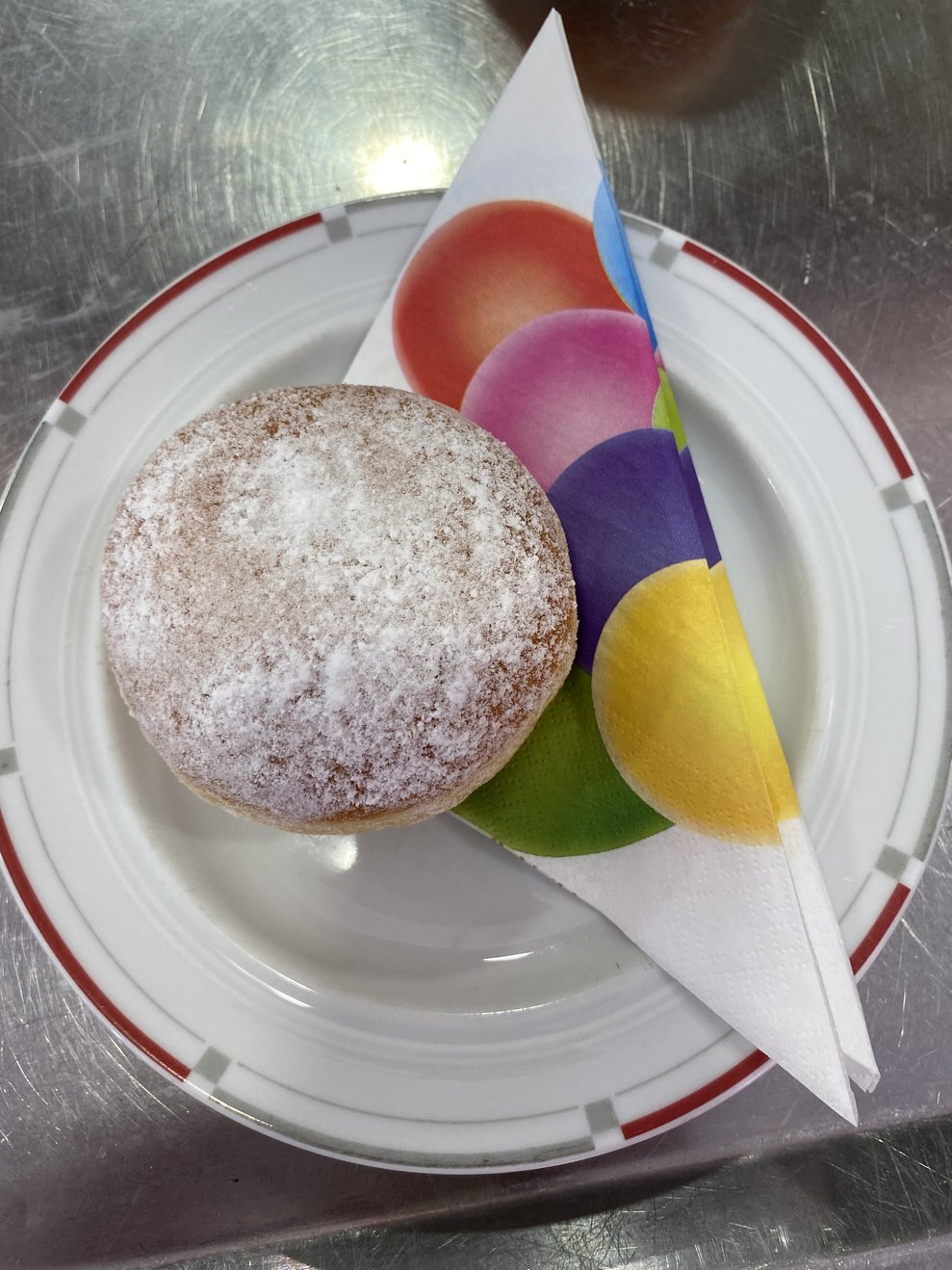Nachdem Mittagessen gab es für alle einen Faschingskrapfen.