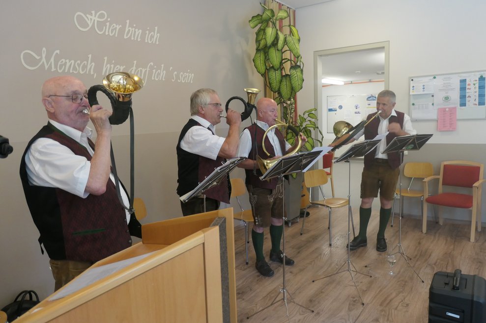 Jagdhornbläser mit ihren Instrumenten