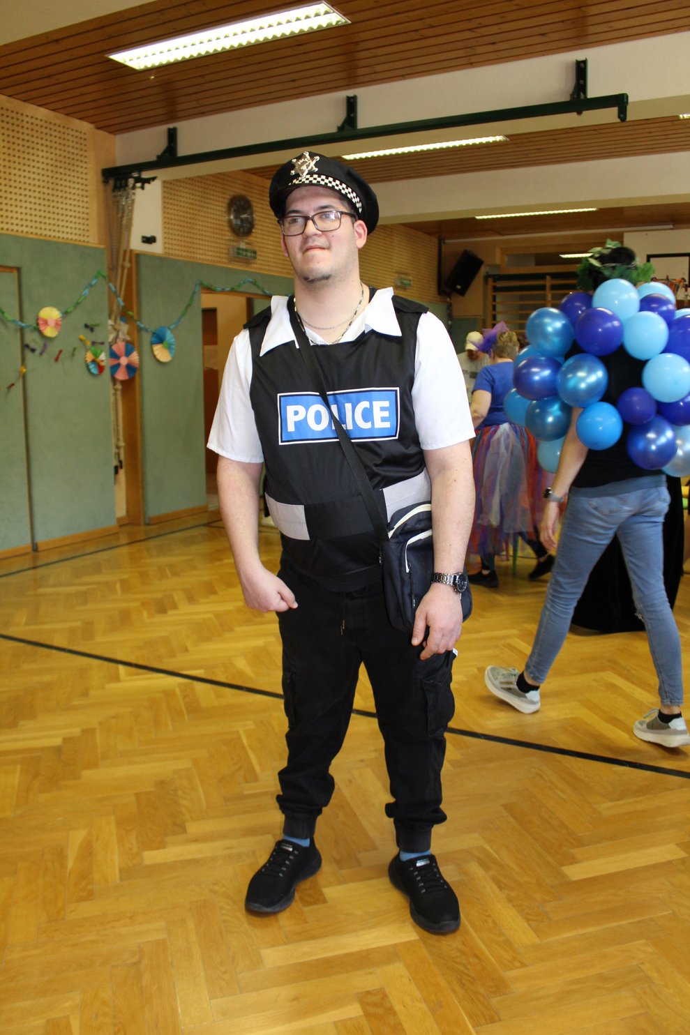 Eine Person als Polizist verkleidet