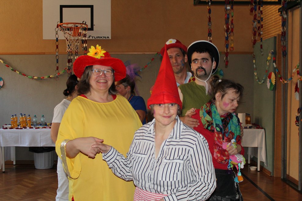 Eine Gruppe verkleidete Personen