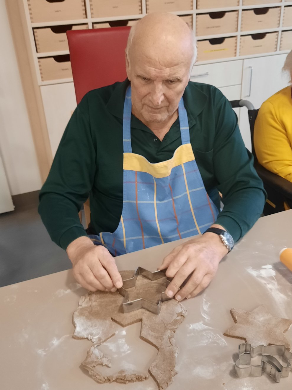 Eine Dame beim Lebkuchen ausstechen.