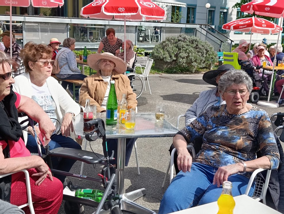 Personen bei der Feier vom Aufstellen des Maibaumes.