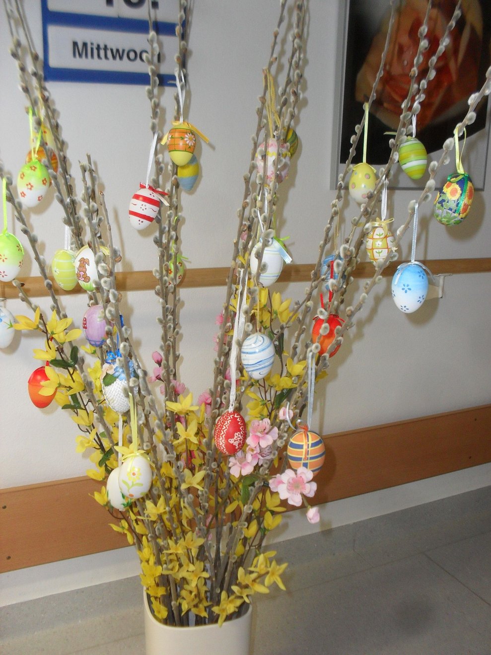 Ein schön geschmückter Osterbaum von unseren BewohnerInnen